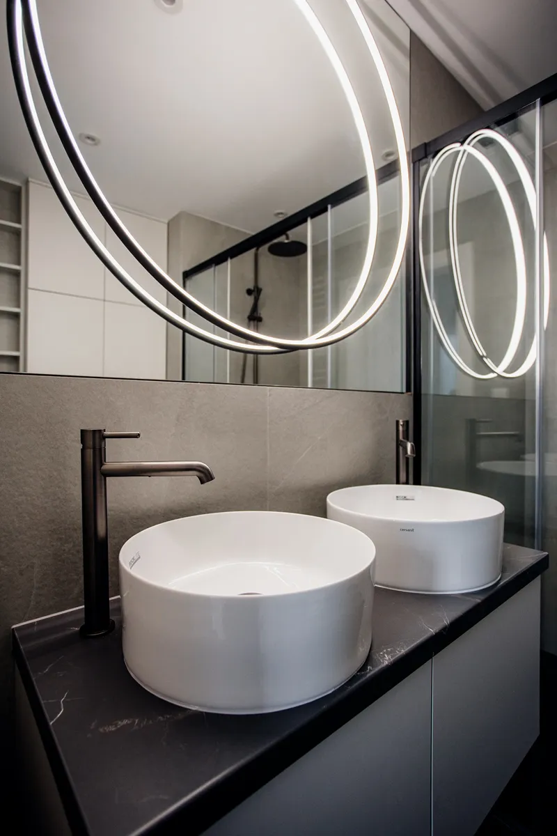 Łazienka z dwiema umywalkami